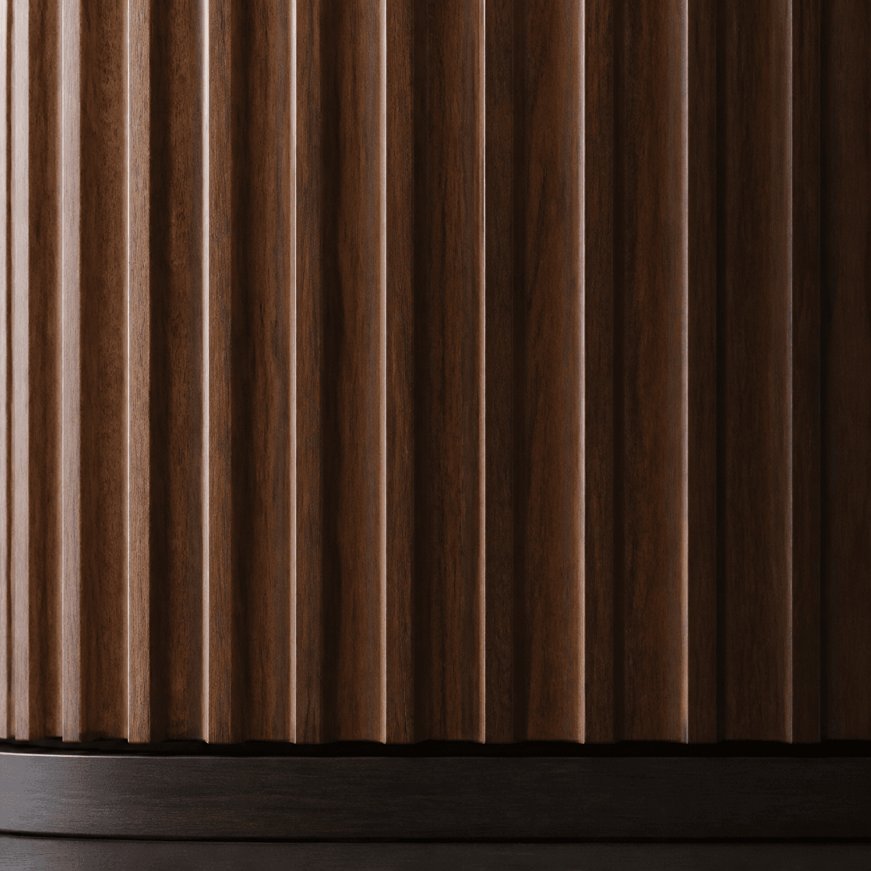 Detail einer vertikal gefrästen Front aus dunklem Holz