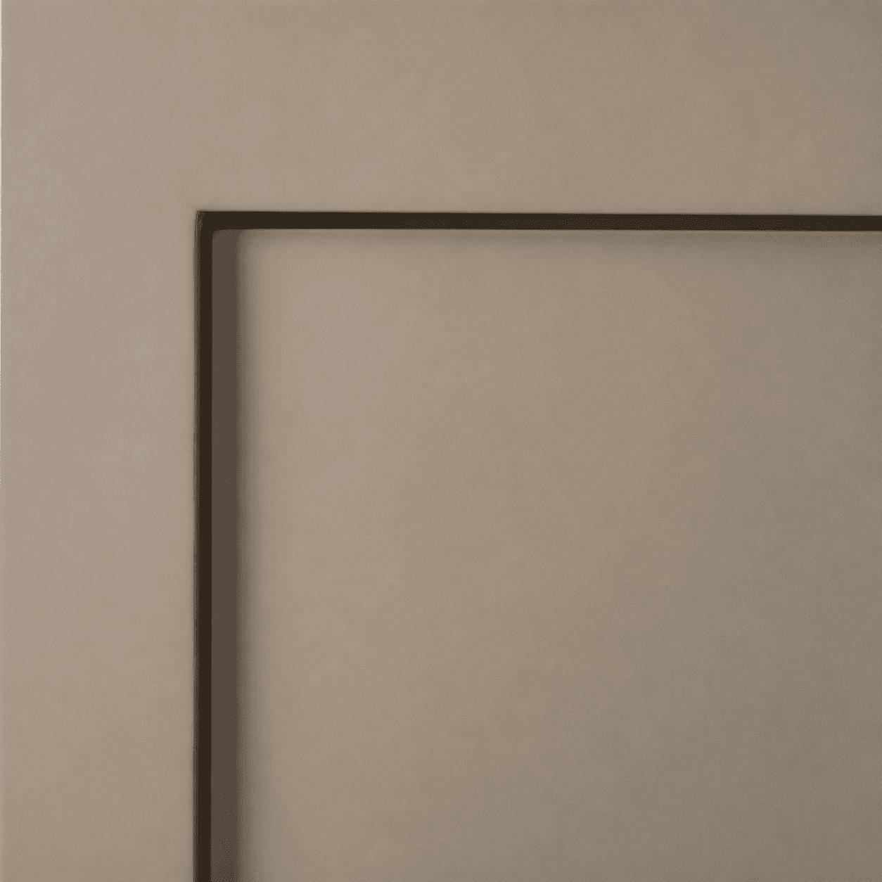 Detail einer matt lackierten Front in einem warmen Greige-Ton