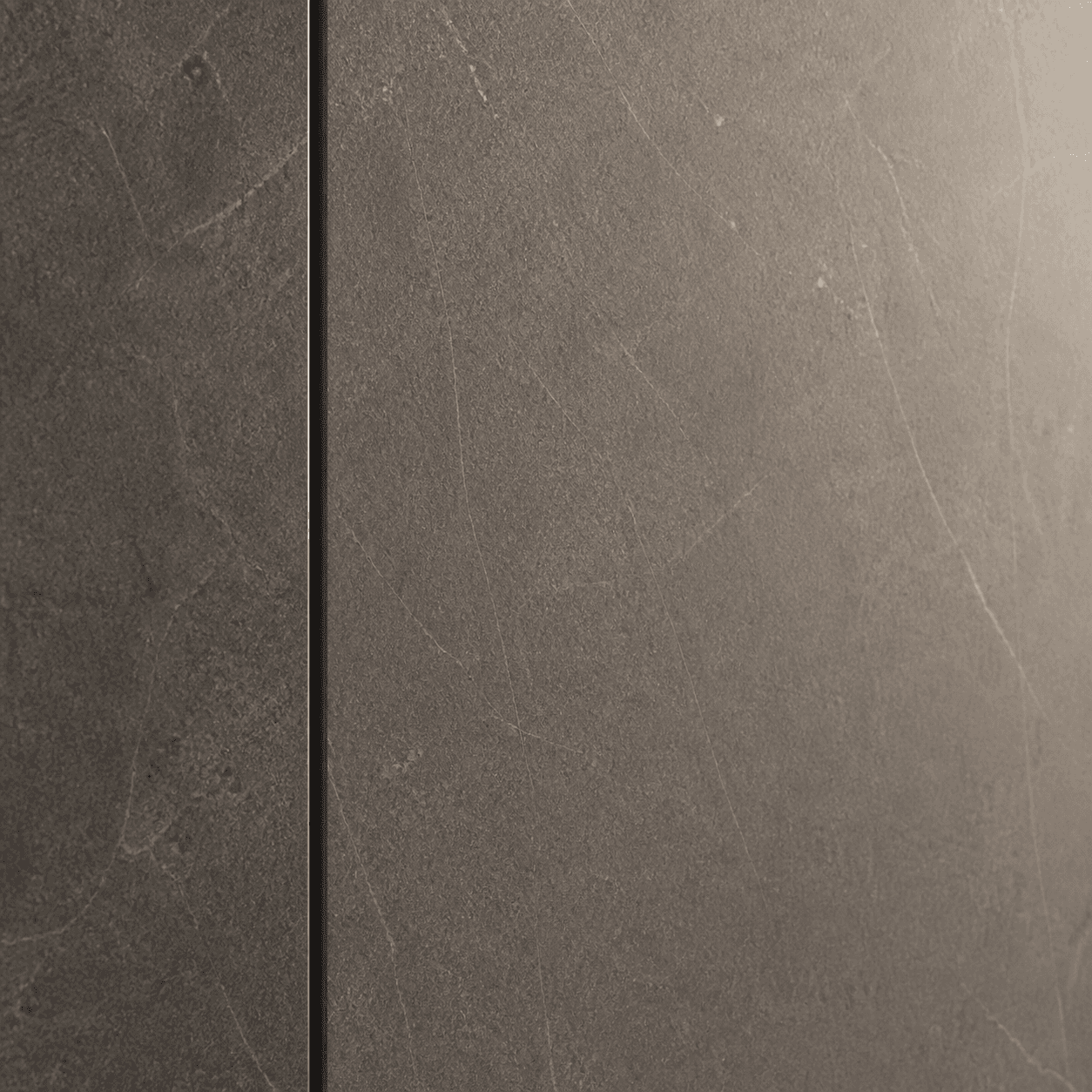 Detail einer graphitfarbenen Dekorplatte mit mineralischer Struktur